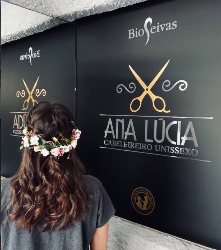 Penteado com coroa de flores